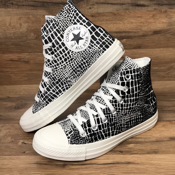 Converse Shoes - CONVERSE CTAS HIGH TOP BRAND NEW size junior 4 = size 6 women's.size5=size 7wome